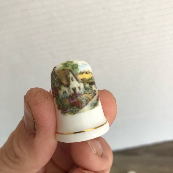 Vtg Decorative Ceramic Thimbles - Picture 4 of 10
